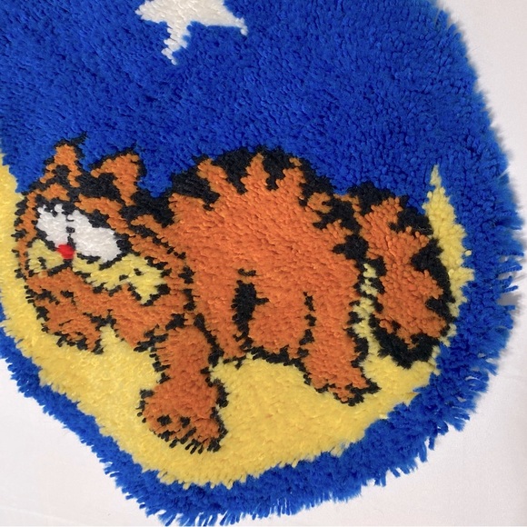 Vintage Handmade Round Garfield Rug - Picture 8 of 15